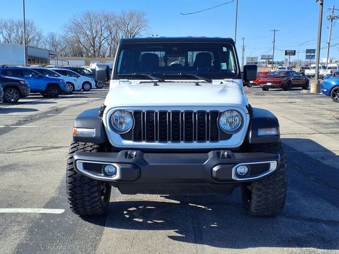 Used 2025 Jeep Gladiator Sport image 2