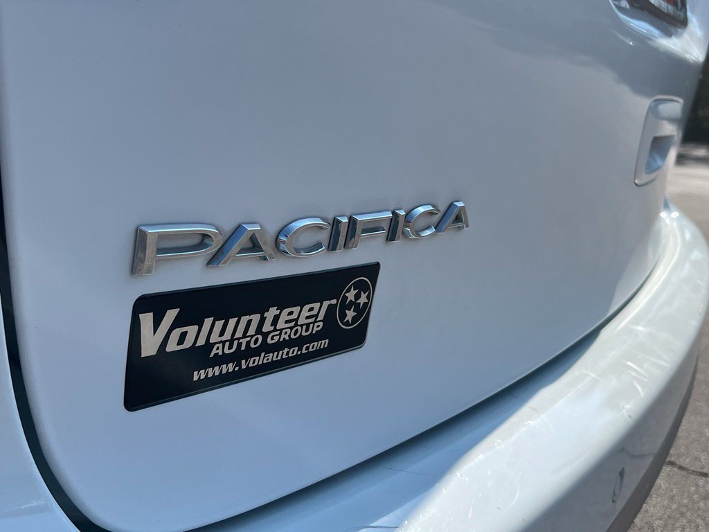 Used 2022 Chrysler Pacifica Touring-L w/ Uconnect Theater Family Group FWD image 9