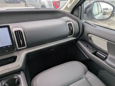 New 2025 Ford Expedition Active image 16