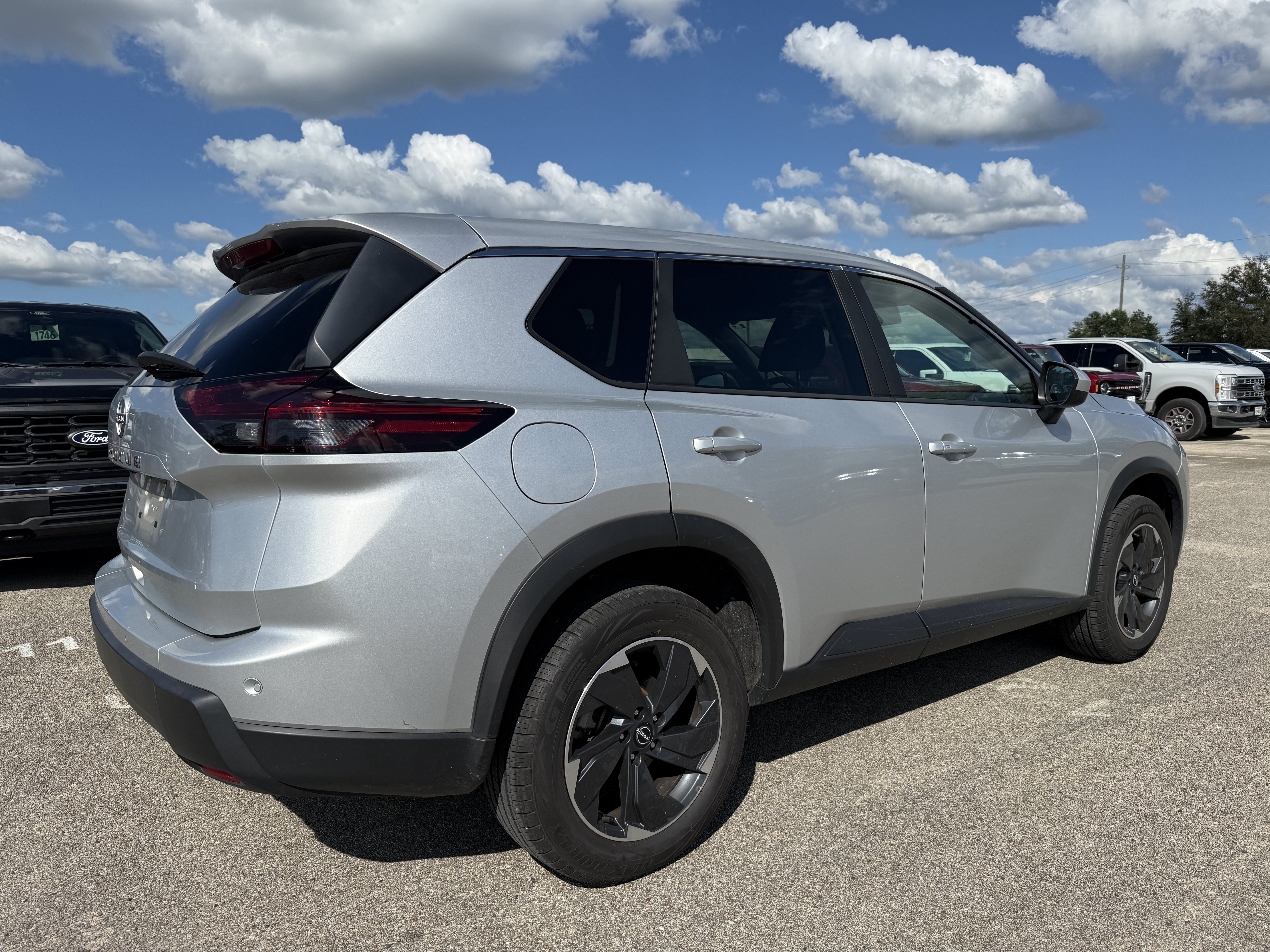 Used 2025 Nissan Rogue SV FWD image 2