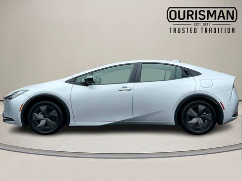 Used 2024 Toyota Prius LE image 3