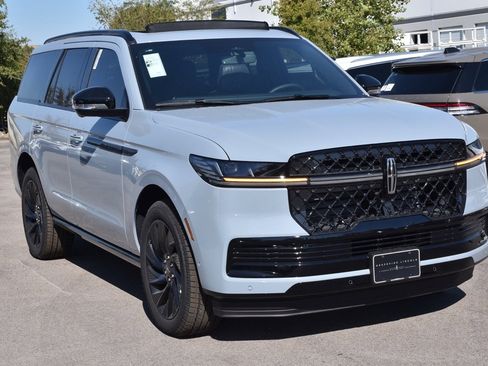 New 2025 Lincoln Navigator Reserve w/ Jet Appearance Package image 3