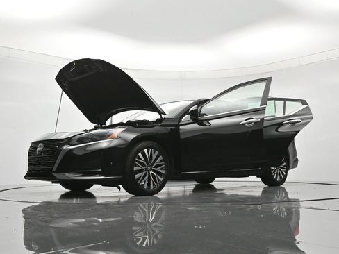 Used 2025 Nissan Altima 2.5 SV FWD image 48