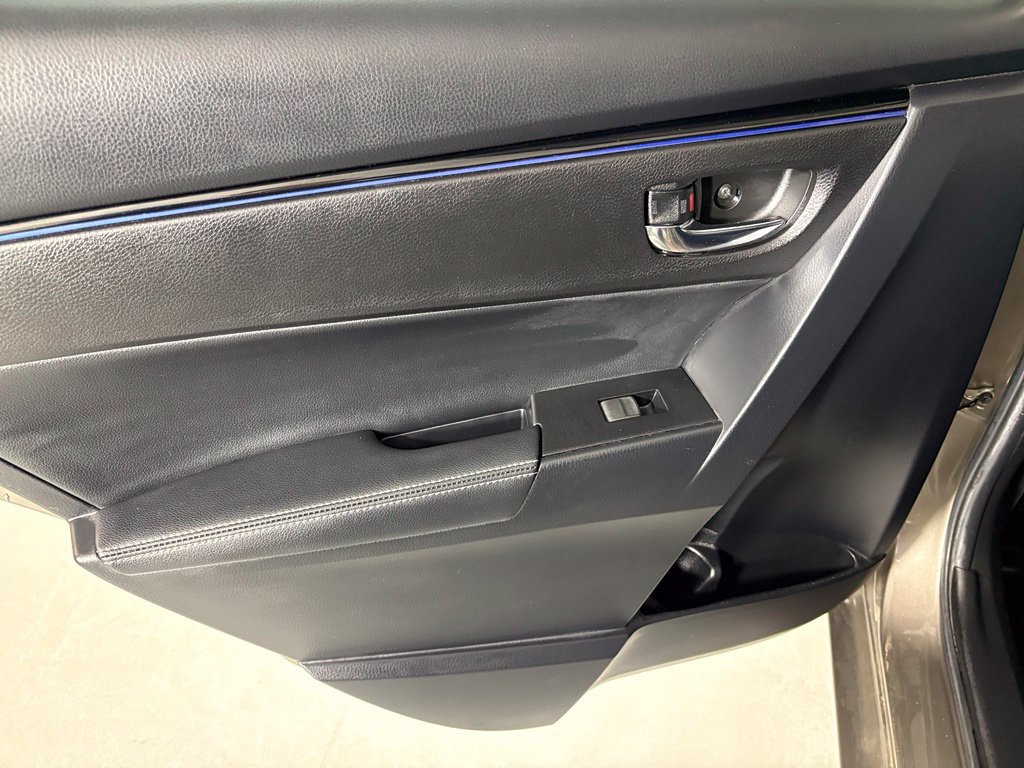 Used 2018 Toyota Corolla SE w/ SE Premium Package FWD image 33