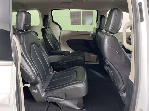 Used 2024 Chrysler Pacifica Touring-L image 7