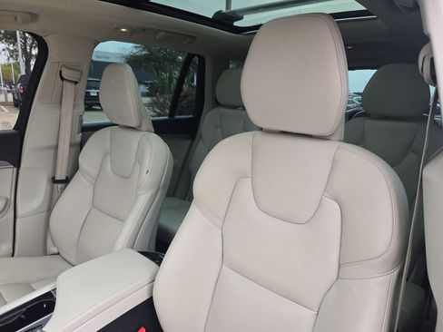 Used 2023 Volvo XC90 B6 Plus image 9