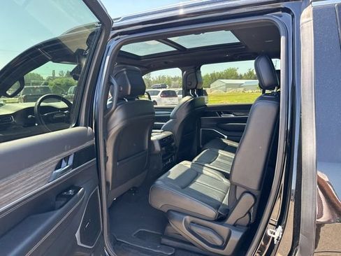 Used 2022 Jeep Wagoneer Series II w/ Premium Group I AWD/4WD image 23