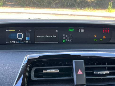 Used 2020 Toyota Prius XLE w/ Premium Convenience Package FWD image 10
