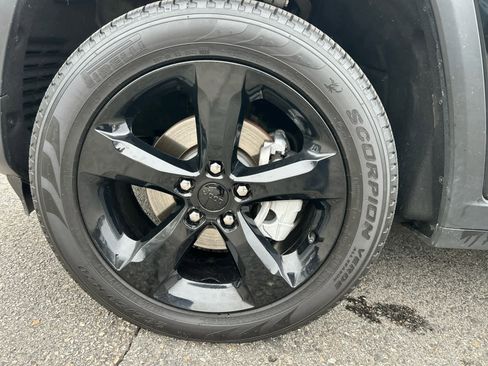 Used 2024 Jeep Grand Cherokee Limited w/ Luxury Tech Group II image 11