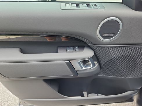 Used 2025 Land Rover Discovery S image 24