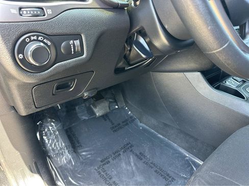 Used 2020 Jeep Cherokee Latitude FWD image 31