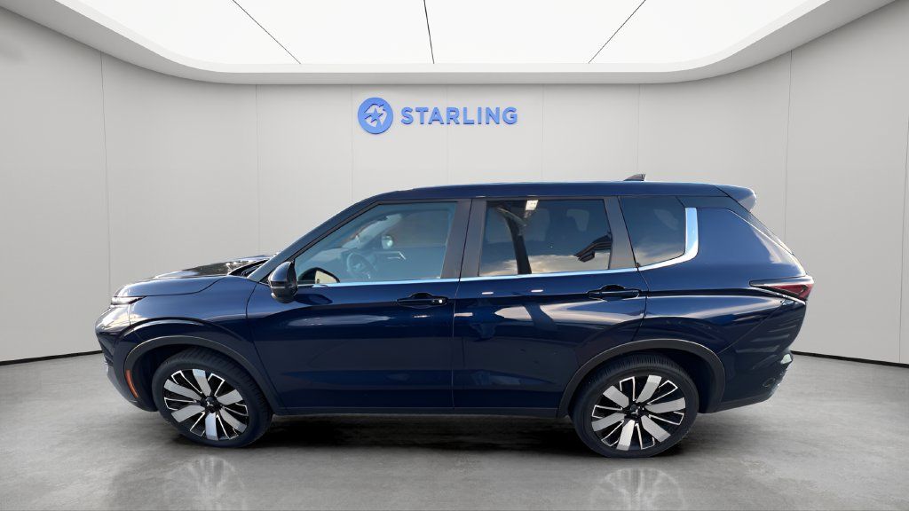 Used 2025 Mitsubishi Outlander SE FWD image 2