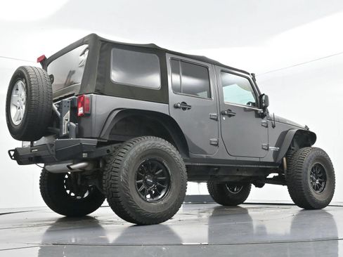 Used 2017 Jeep Wrangler Unlimited Rubicon w/ Connectivity Group AWD/4WD image 41