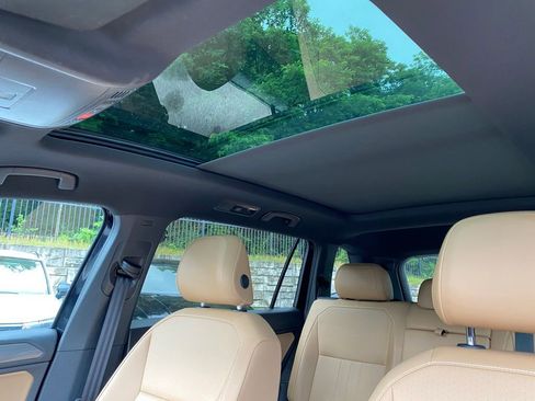 Used 2024 Volkswagen Tiguan SE w/ Panoramic Sunroof Package FWD image 18