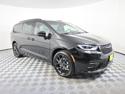 Used 2025 Chrysler Pacifica Limited w/ Trailer Tow Group AWD/4WD image 9