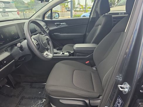 Used 2025 Kia Sportage LX FWD image 9
