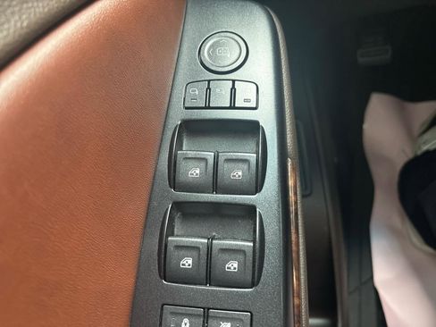 Used 2015 Chevrolet Suburban LTZ image 27