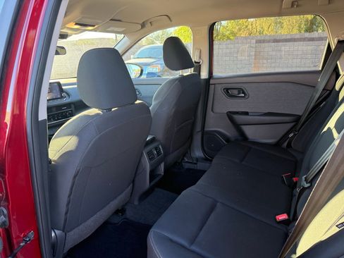 Used 2023 Nissan Rogue S image 11