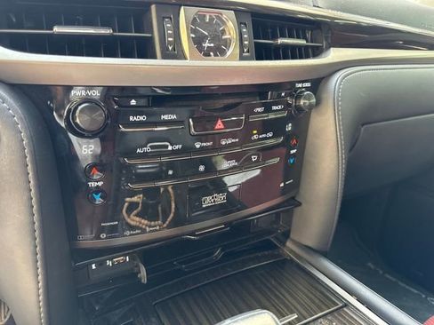 Used 2021 Lexus LX 570 4WD w/ Luxury Package image 15