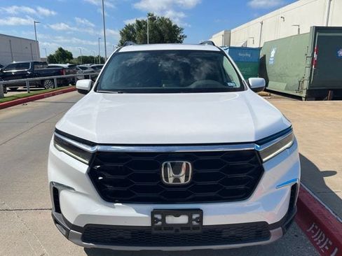 Used 2023 Honda Pilot Touring image 3