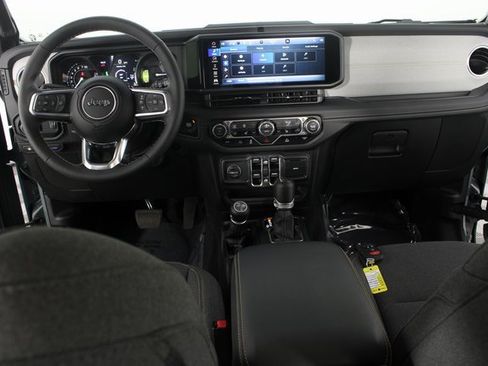 Used 2025 Jeep Wrangler Unlimited Sahara image 9