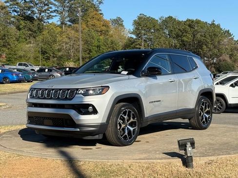Used 2025 Jeep Compass Limited image 3