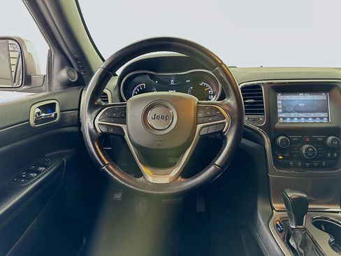 Used 2021 Jeep Grand Cherokee Laredo image 17