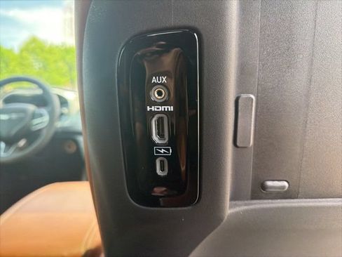 Used 2025 Chrysler Pacifica Pinnacle w/ Trailer Tow Group AWD/4WD image 16