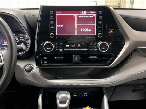 Used 2022 Toyota Highlander XLE AWD/4WD image 6