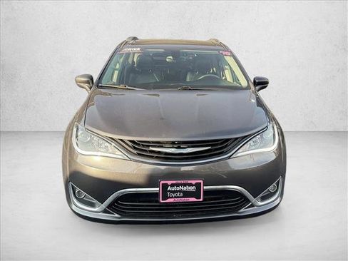 Used 2018 Chrysler Pacifica Touring-L image 2