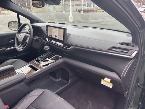 Used 2025 Toyota Sienna Platinum image 11