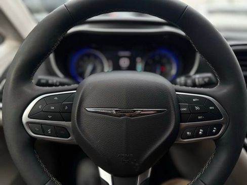 Certified 2024 Chrysler Pacifica Touring-L image 27