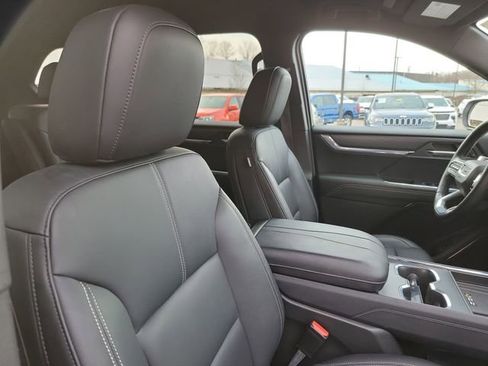 Used 2024 GMC Acadia Elevation image 27