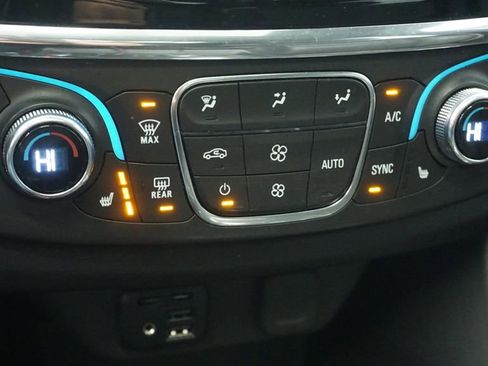 Used 2023 Chevrolet Traverse Premier image 32