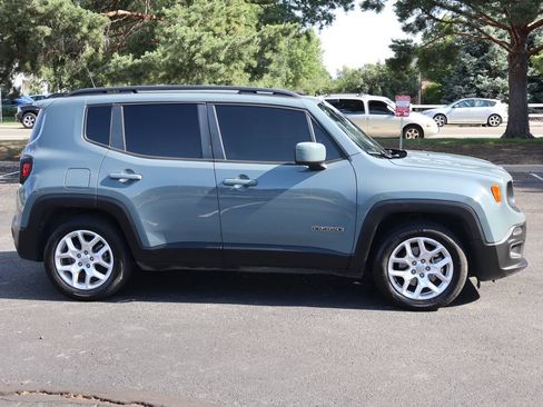 Used 2018 Jeep Renegade Latitude FWD image 3
