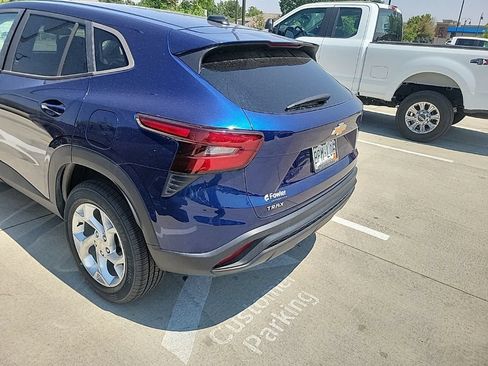 Used 2024 Chevrolet Trax LS w/ LS Convenience Package FWD image 7