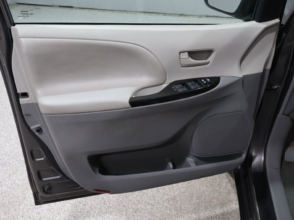 Used 2012 Toyota Sienna LE w/ Towing Pkg AWD/4WD image 12