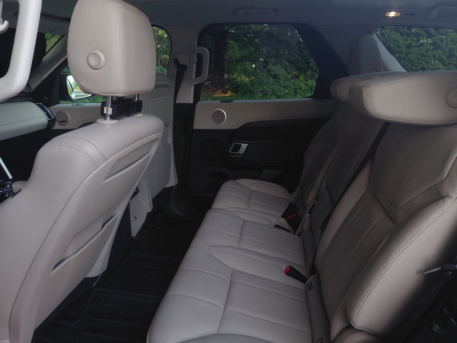 Used 2018 Land Rover Discovery HSE AWD/4WD image 16