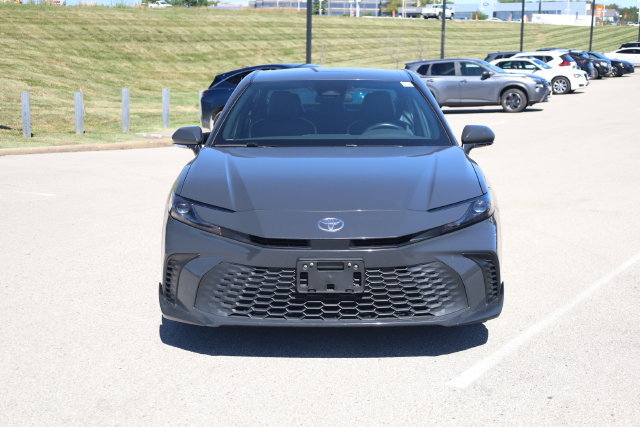 Used 2025 Toyota Camry SE FWD image 3