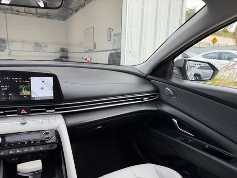 Used 2025 Hyundai Elantra Limited image 35