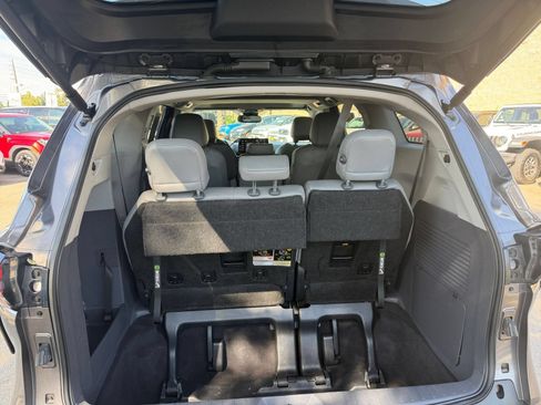 Used 2024 Toyota Sienna XLE FWD image 27