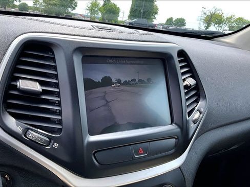 Used 2016 Jeep Cherokee Latitude w/ Comfort/Convenience Group AWD/4WD image 17