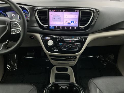 Used 2022 Chrysler Pacifica Touring-L FWD image 26