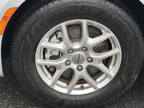 Used 2024 Chrysler Pacifica Touring-L image 18