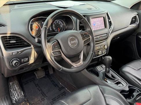 Used 2019 Jeep Cherokee Latitude Plus w/ Comfort/Convenience Group FWD image 10