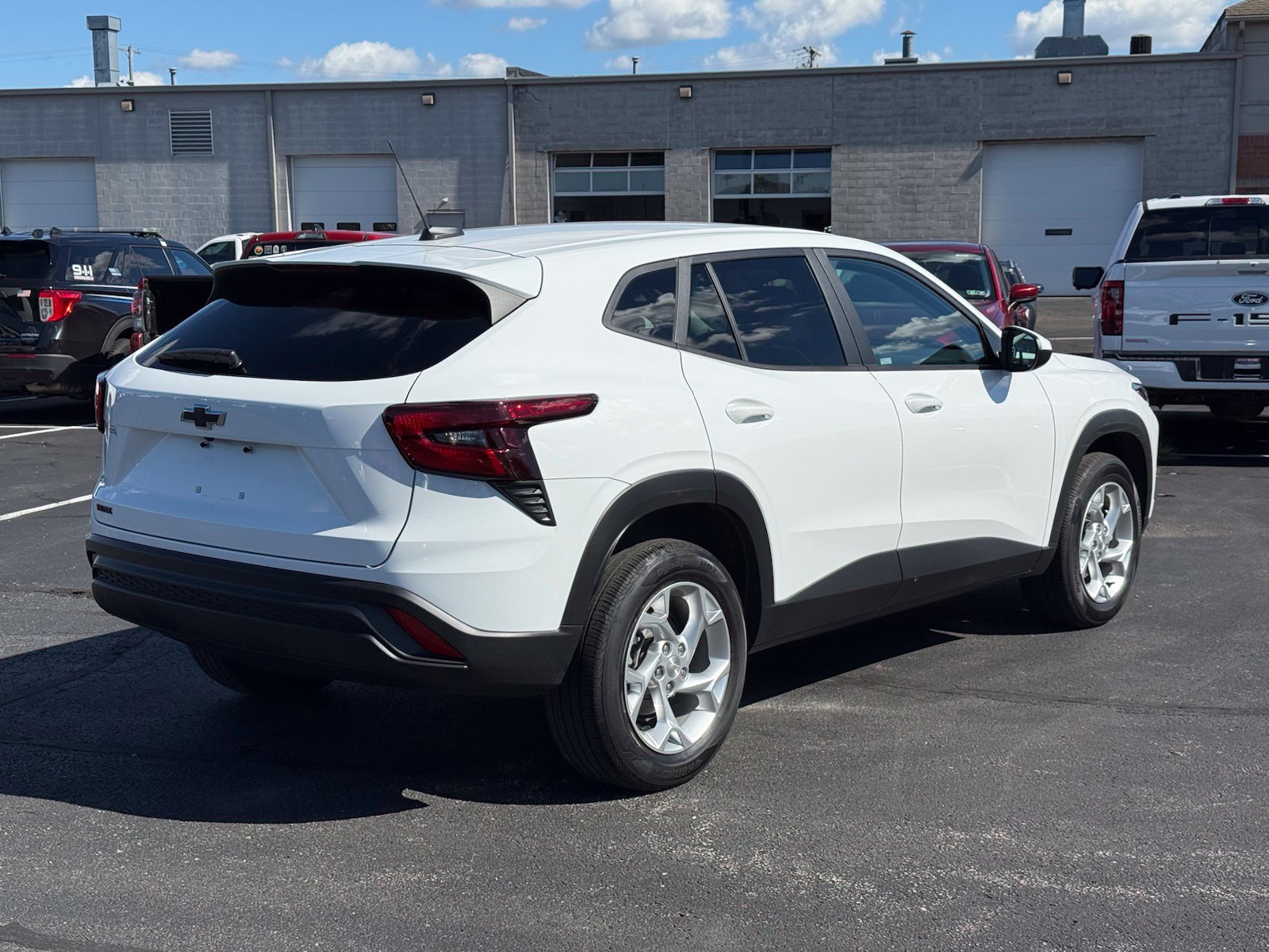 Used 2025 Chevrolet Trax LS w/ LS Convenience Package FWD image 4