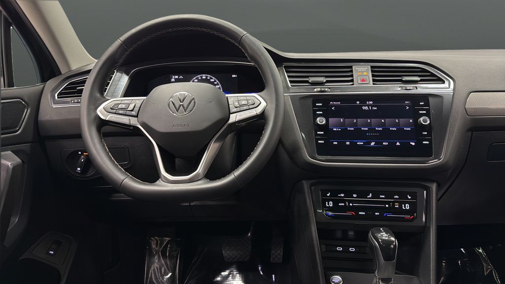 Used 2022 Volkswagen Tiguan SE w/ Panoramic Sunroof Package AWD/4WD image 11