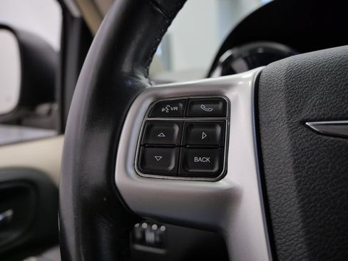 Used 2014 Chrysler Town & Country Touring FWD image 20