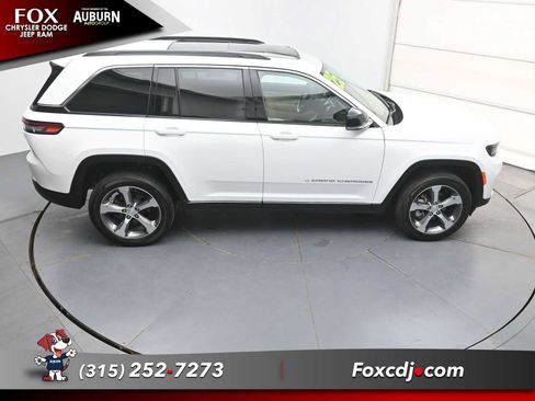 Used 2025 Jeep Grand Cherokee Limited AWD/4WD image 34