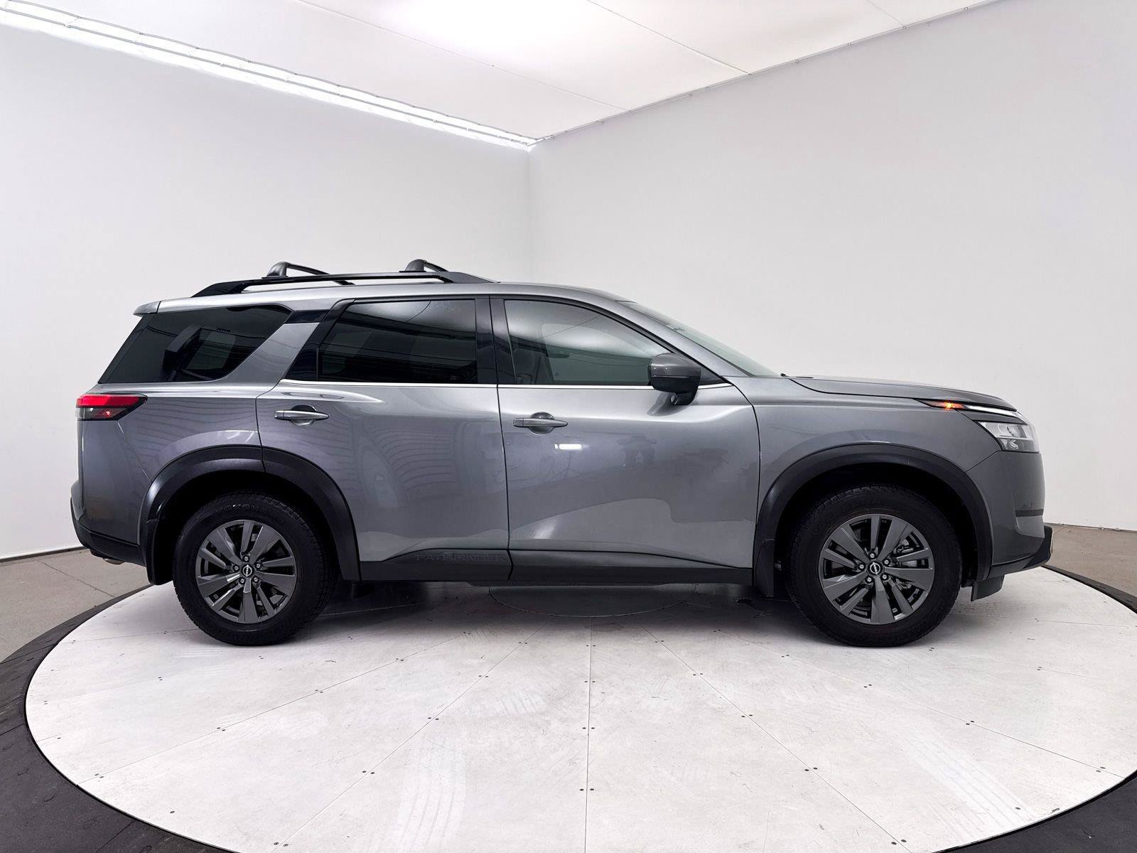 Used 2022 Nissan Pathfinder SV FWD image 37